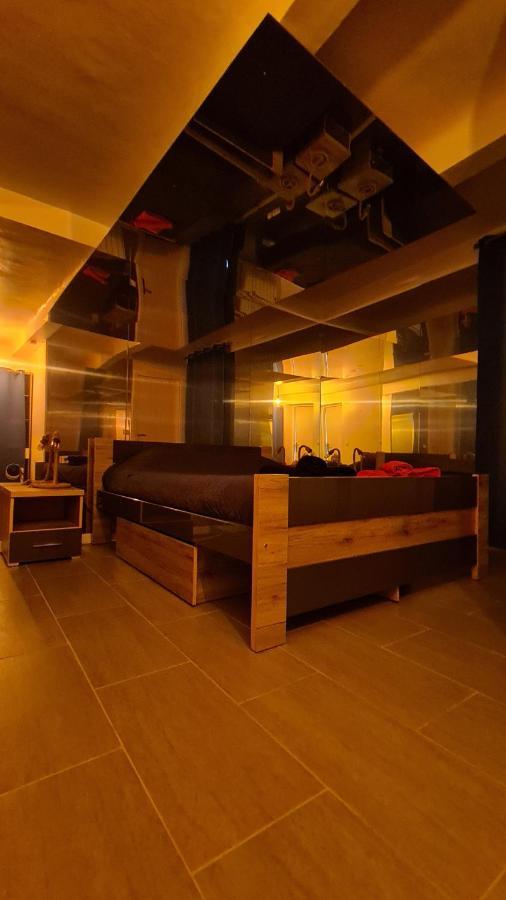 T2 Chambre Miroir Jardin Et Parking Prive Marseille Eksteriør billede